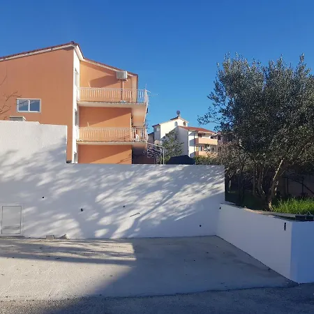 Apartment Mia With Pool1