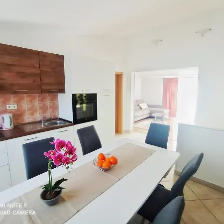 Mia With Pool1 Split