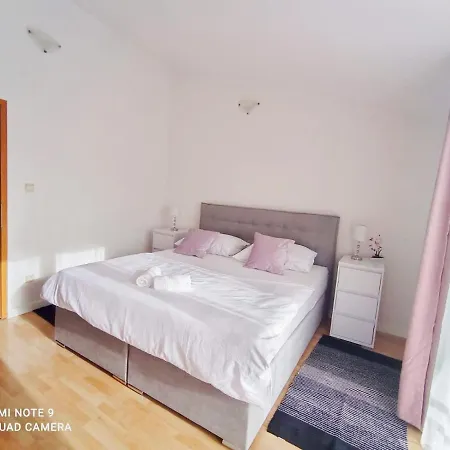 Mia With Pool1 * Σπλιτ