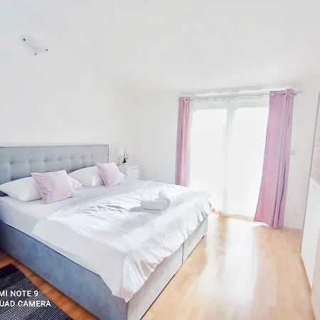 Mia With Pool1 * Σπλιτ