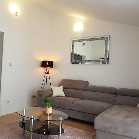 Mia With Pool1 * Σπλιτ