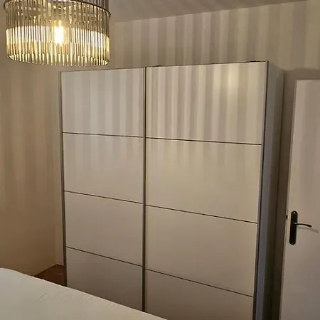 Mia With Pool1 Σπλιτ