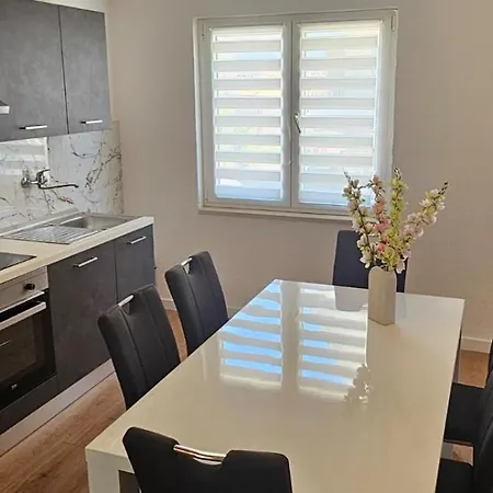 Mia With Pool1 Σπλιτ