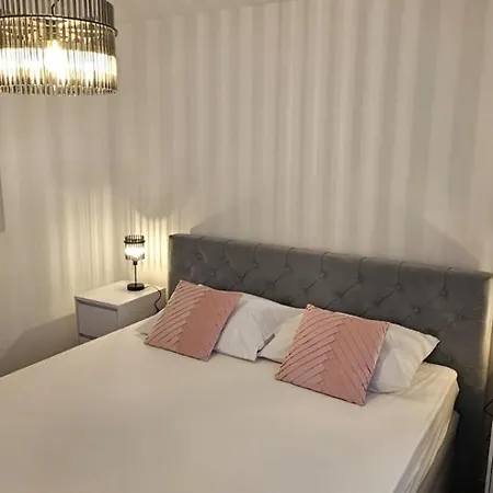 Διαμέρισμα Mia With Pool1