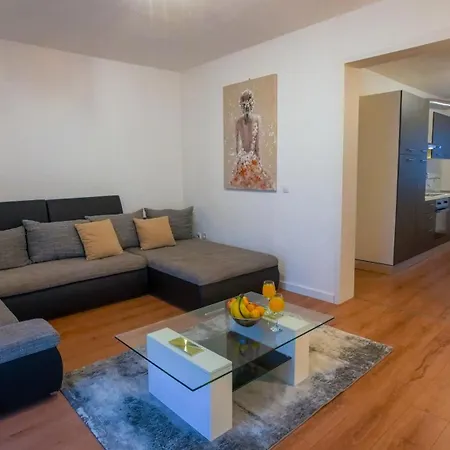 Mia With Pool1 Split