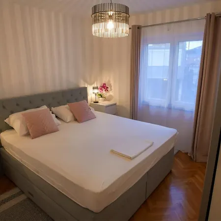 Mia With Pool1 * Σπλιτ