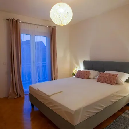 Mia With Pool1 * Σπλιτ