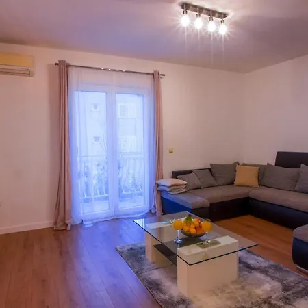 Mia With Pool1 Σπλιτ