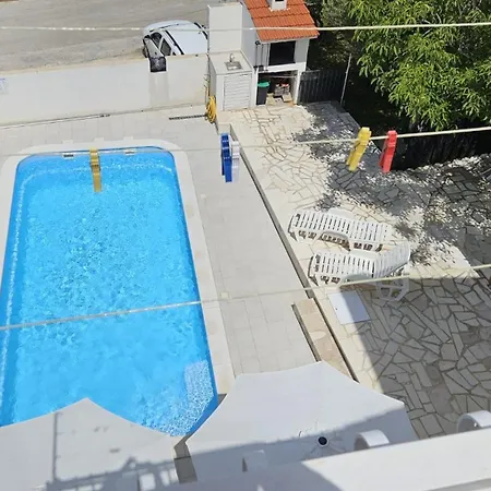 Mia With Pool1 *