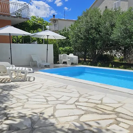 Mia With Pool1 Split